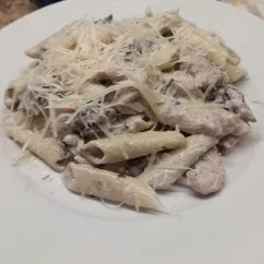 Паста с курицей и грибами в сливочном соусе 