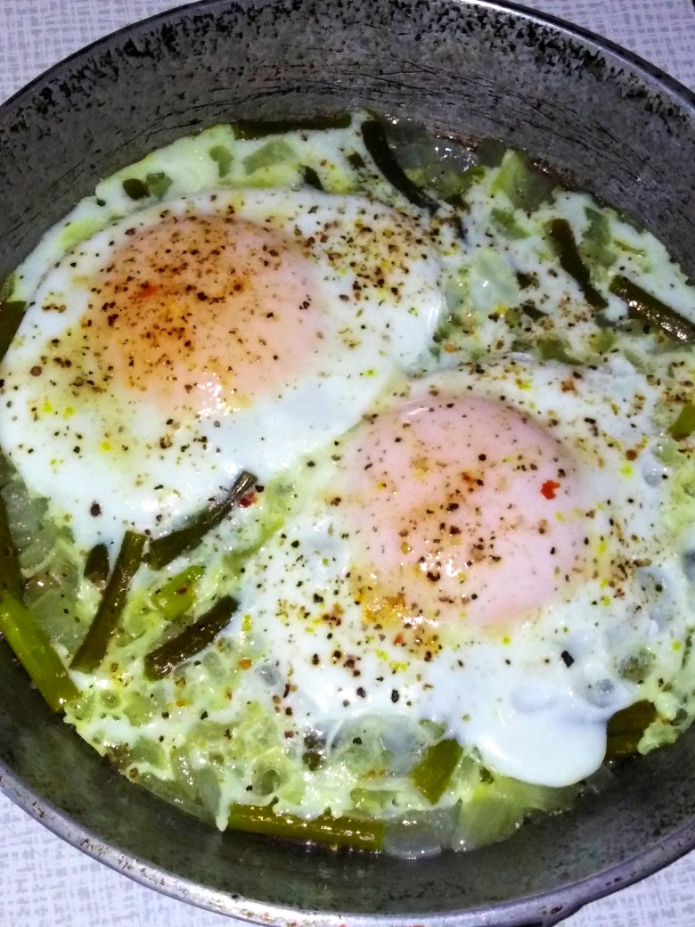 Яичница с чесночными стрелками