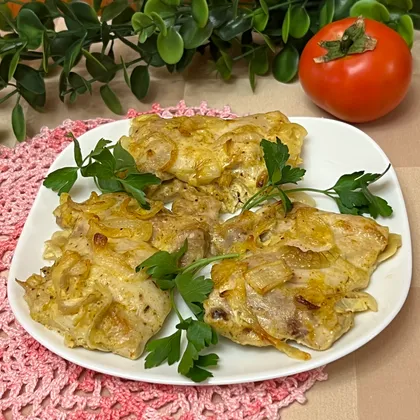 Нежное куриное филе с луком в духовке