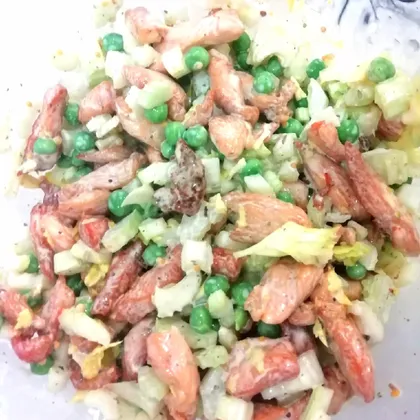 Салат с жареной курочкой, сельдереем и зелёным горошком