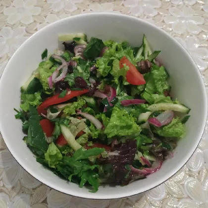 Зелёный салат с нотками красного