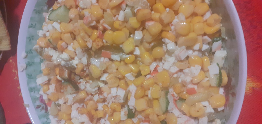 Крабовый салат с кукурузой и соленым огурцом - рецепт с пошаговыми фото