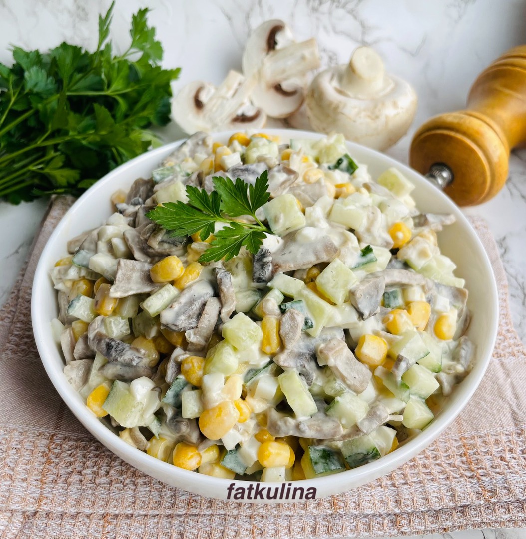 Салат с консервированными шампиньонами и кукурузой — рецепт с фото пошагово + отзывы
