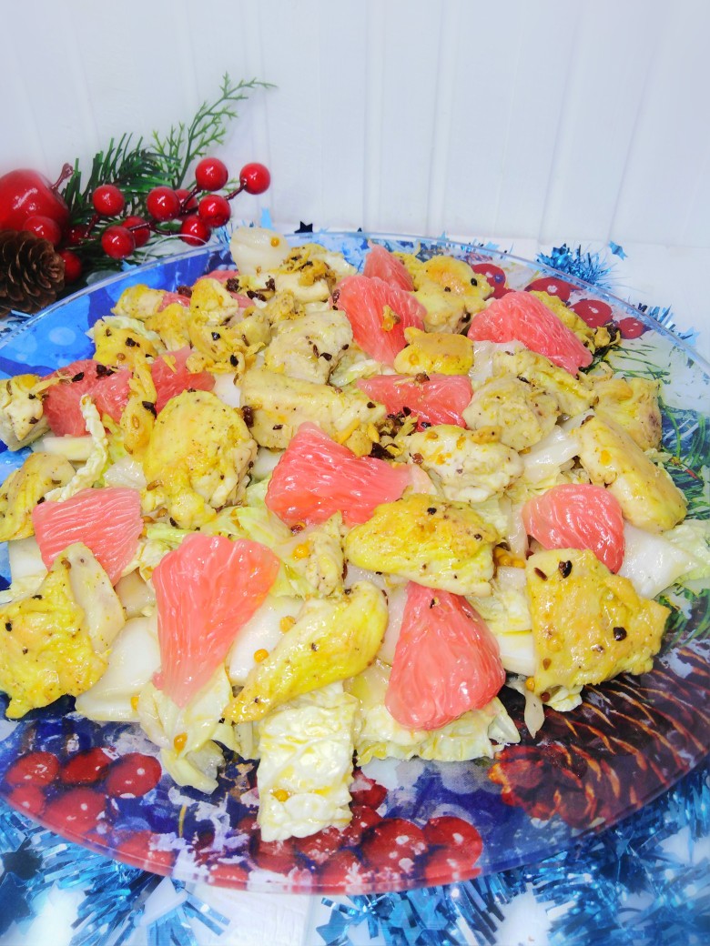 Новогодний салат с пекинской капустой, курицей и грейпфрутом