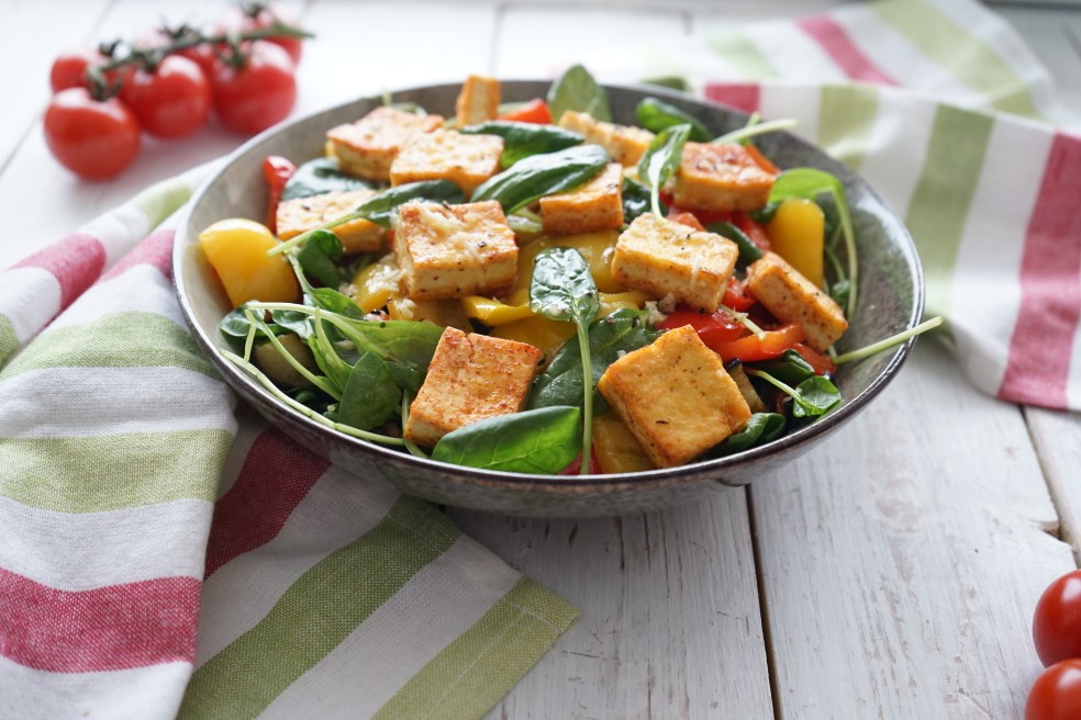 Теплый салат с баклажанами и тофу