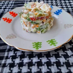 Салат из капусты, кукурузы и яблок