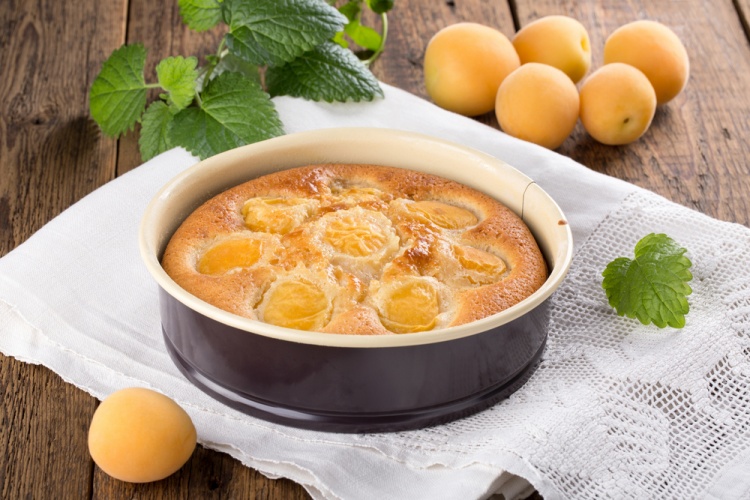 Шарлотка с абрикосами