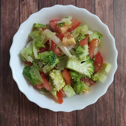 Салат из брокколи и помидора
