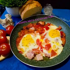 Яичница с копчёной грудинкой, помидорами и перцем
