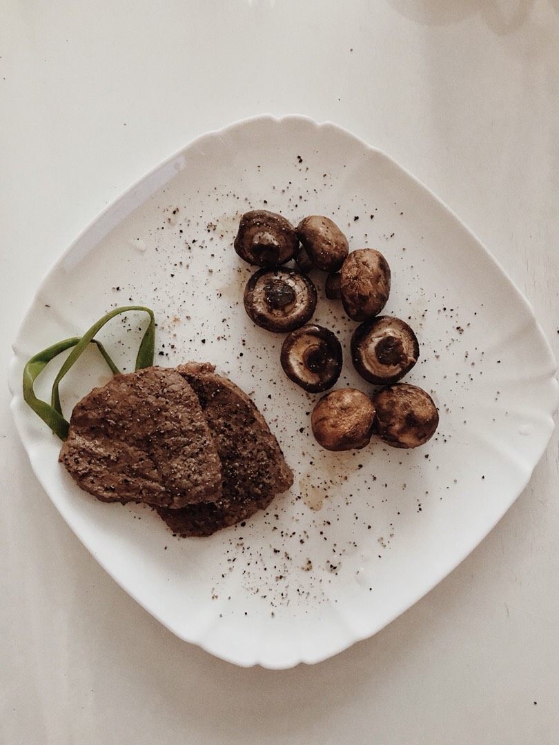 Стейк из говядины с грибами, запеченный в духовке рецепт с фото пошагово - irhidey.ru