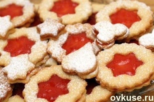Миндальное печенье с малиновым джемом, кардамоном и корицей