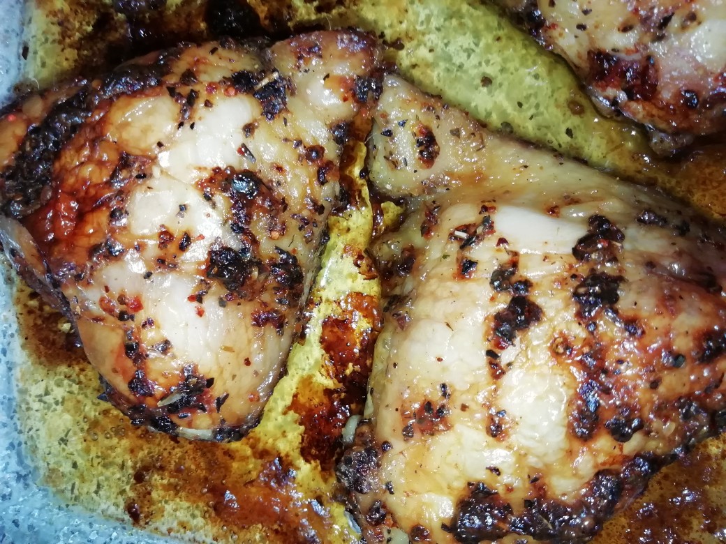 Куриные бедра с вялеными томатами и базиликом