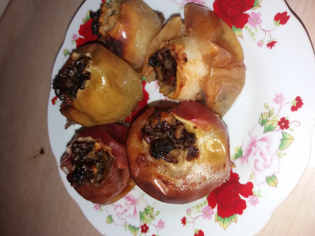 Яблоки, запеченные с медом и орехами