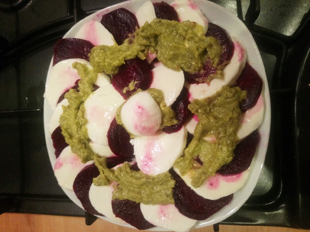 Капрезе с печеной свёклой