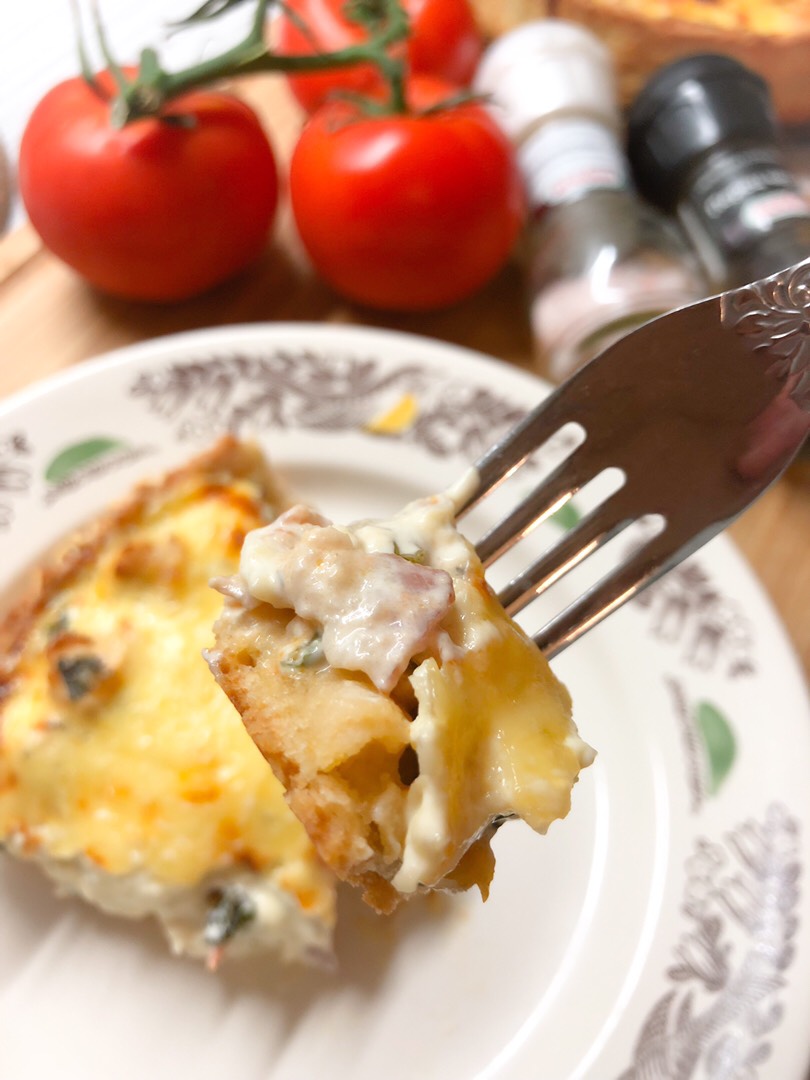 Киш с курицей, беконом и шпинатом