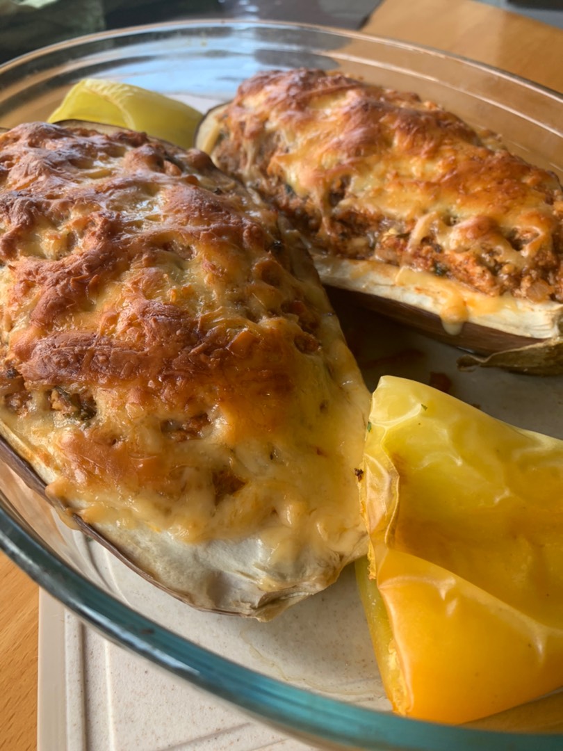 Лодочки из баклажанов с куриным филе и сыром