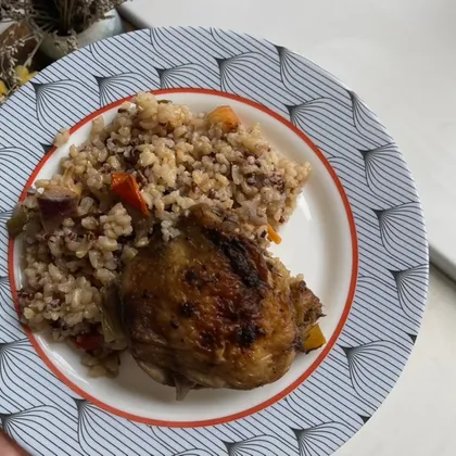 Запечёная в духовке курица с бурым рисом и овощами