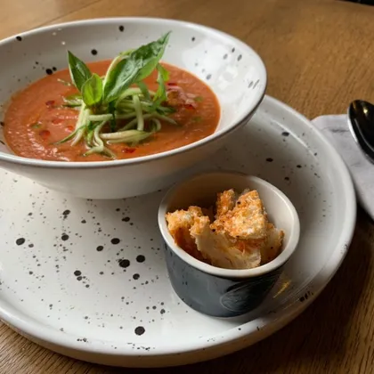 Освежающий томатный суп с сельдереем, свежим огурцом- в стиле гаспачо с маслом 'Чили'!!!