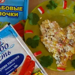 Яркий салат с кукурузой, колбаской и крабовыми палочками