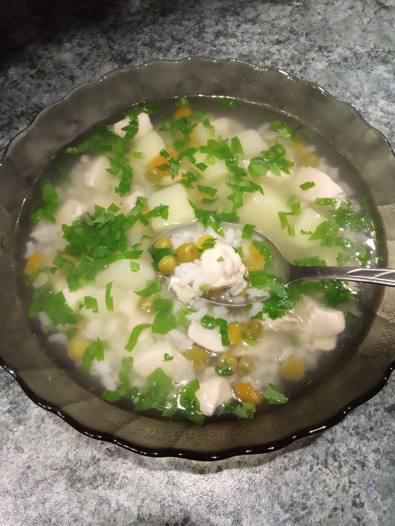 Сырный суп с лапшой и зелёным горошком