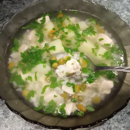 Куриный суп с рисом и консервированным зелёным горошком