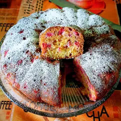 Кекс с красной смородиной