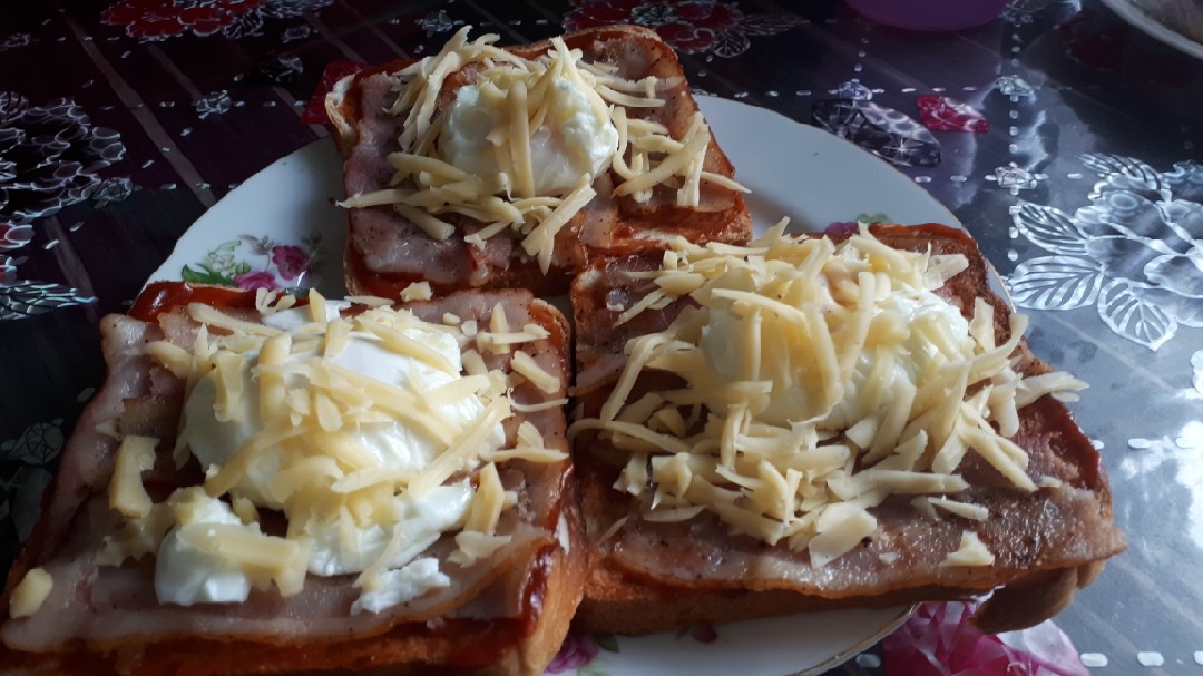 Тосты с беконом и яйцом пашот
