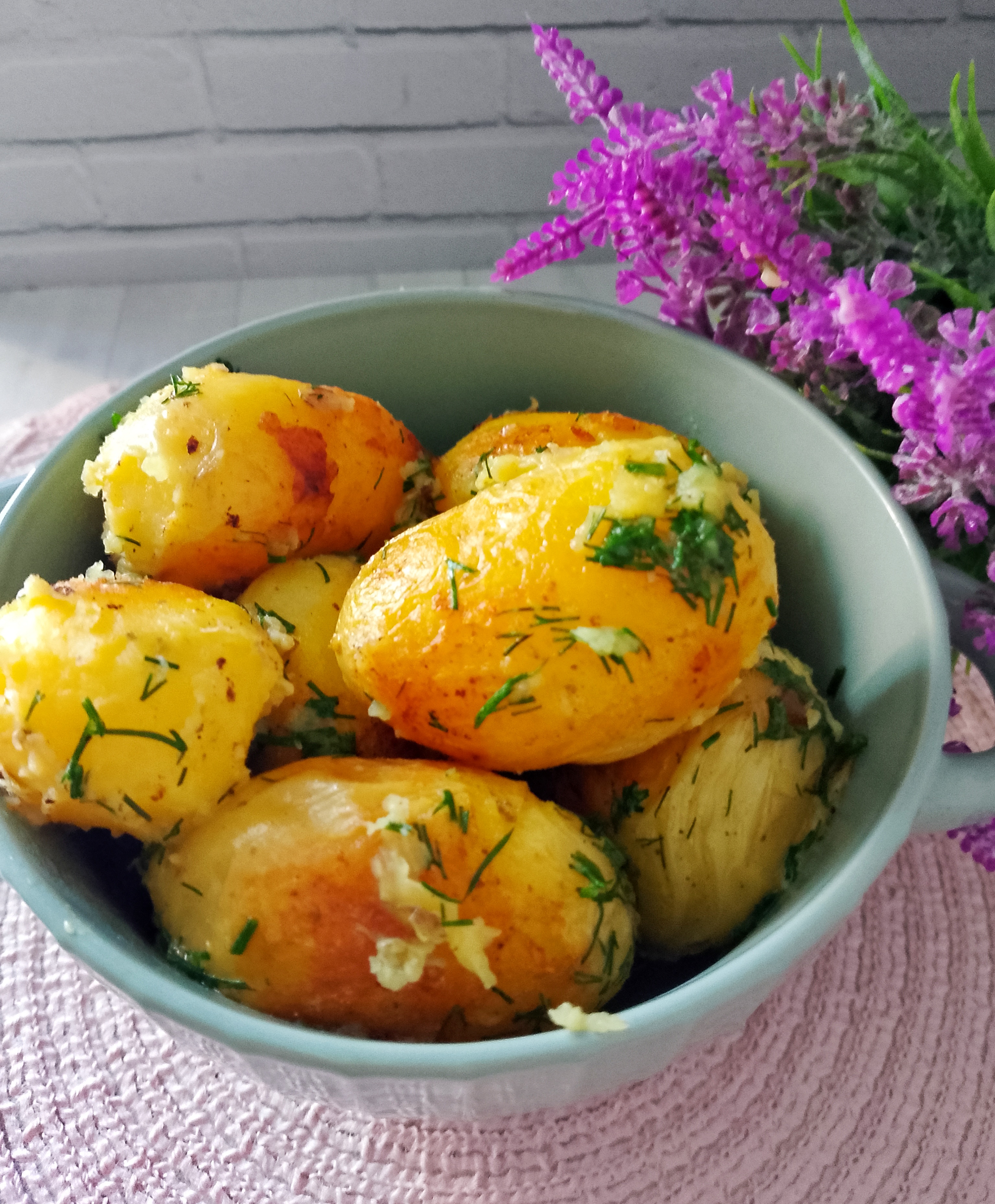 Молодой картофель жареный на сковороде с чесноком и укропом