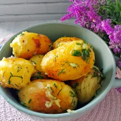 Молодой картофель жареный на сковороде с чесноком и укропом