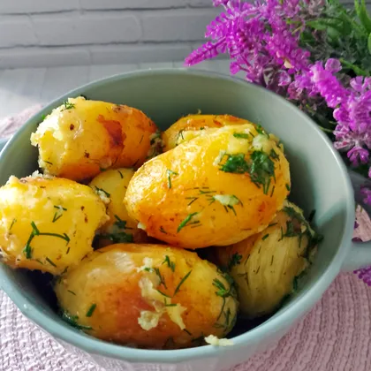 Молодой картофель жареный на сковороде с чесноком и укропом