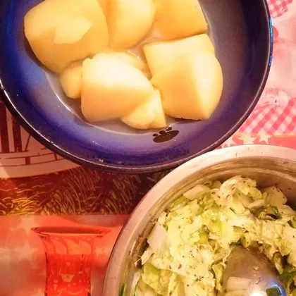 Картошка с салатом из пекинской капусты с луком