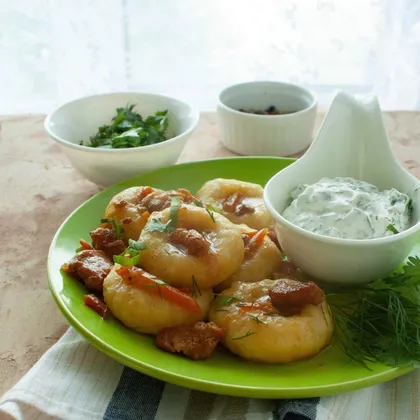 Немецкие картофельные клёцки с соусом из свинины