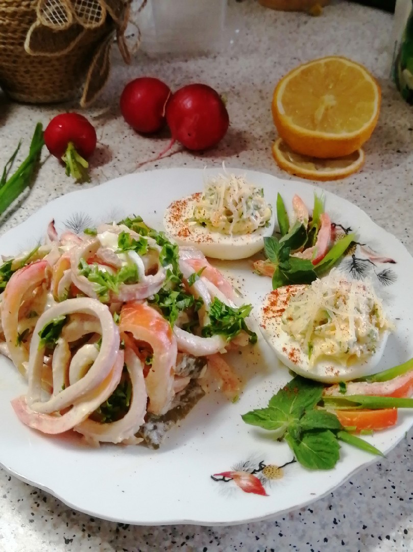Салат из кальмаров с картошкой и солеными огурцами (Гулливер)