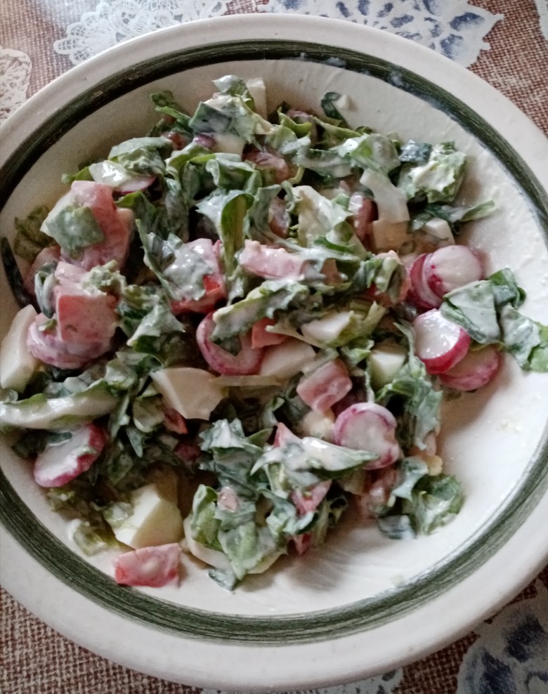 Микс салат с яйцом и редисом
