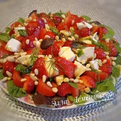 Салат с клубникой, помидором и моцареллой