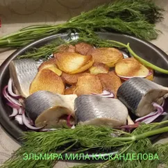 Жареная картошка с селёдкой