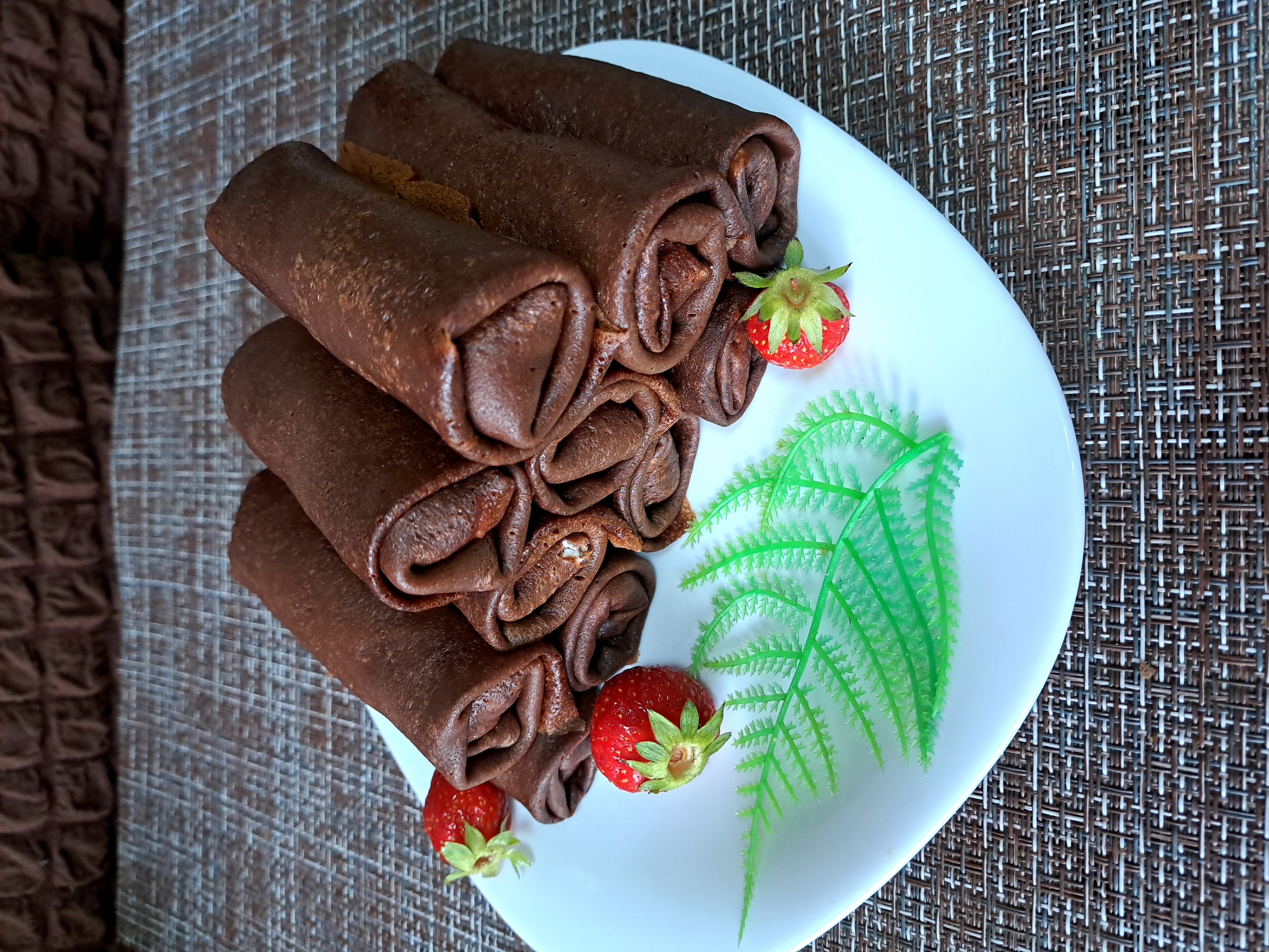 Шоколадные блинчики с маскарпоне и клубникой 