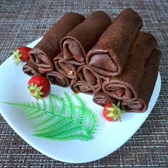 Шоколадные блинчики с маскарпоне и клубникой