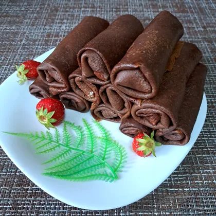 Шоколадные блинчики с маскарпоне и клубникой 