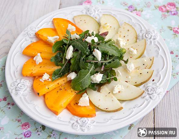 Салат с хурмой и грушей