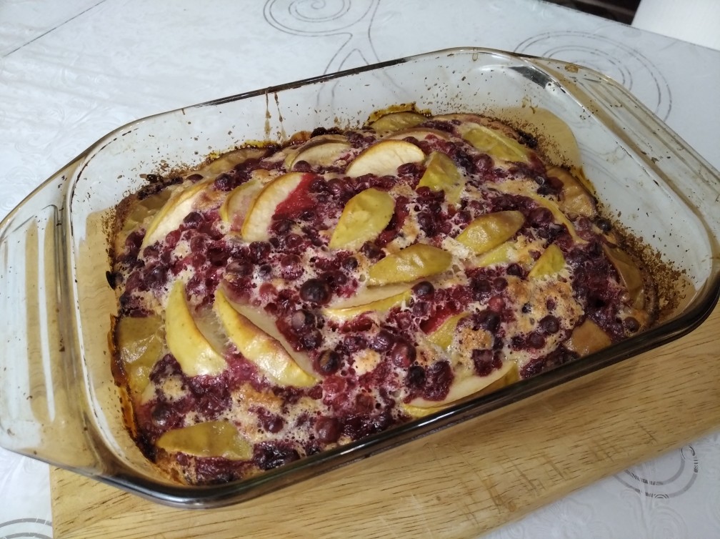 Шарлотка с ягодами
