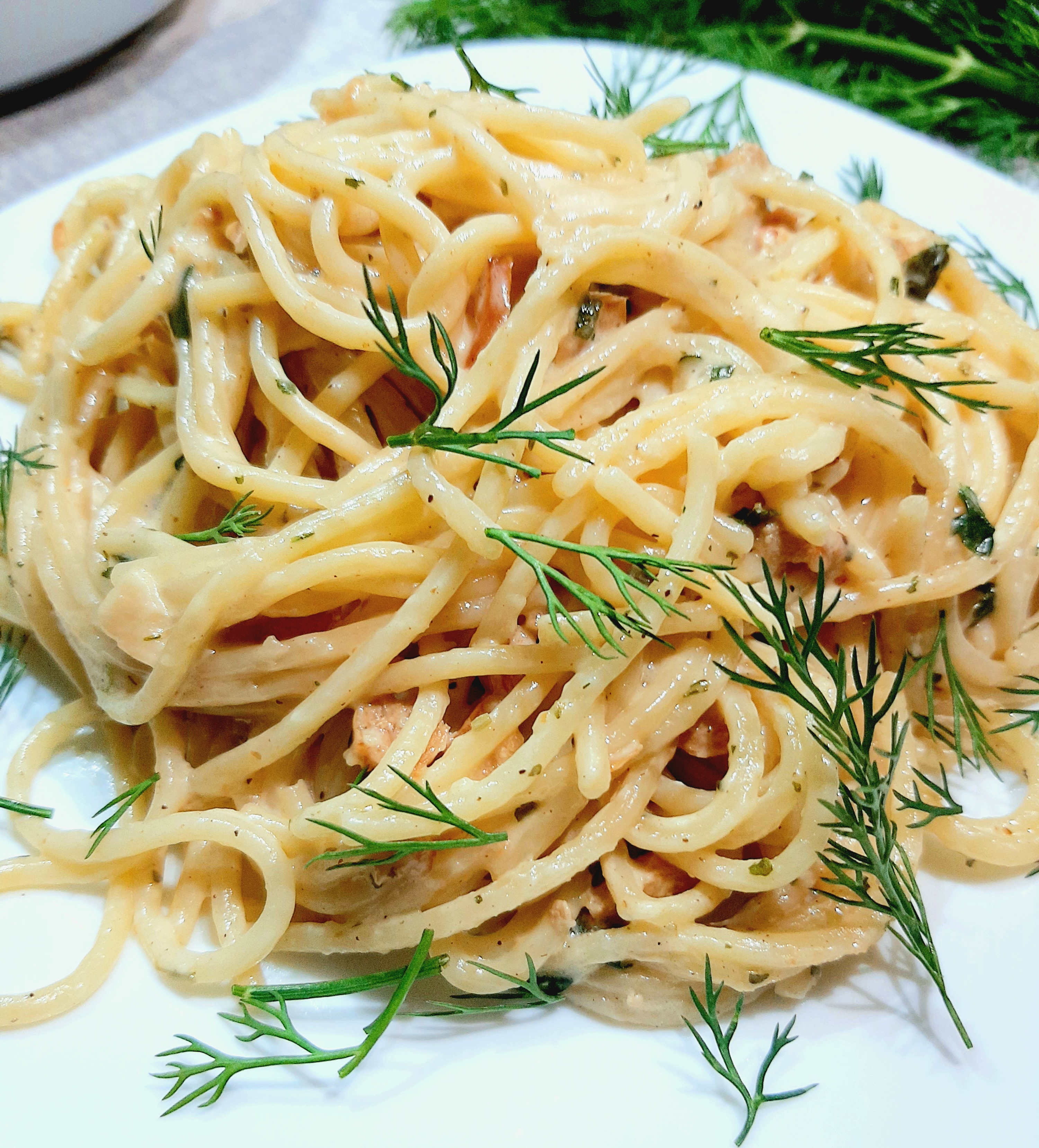 спагетти с курицей в сметанном соусе на сковороде с сыром рецепт с фото пошагово | Дзен