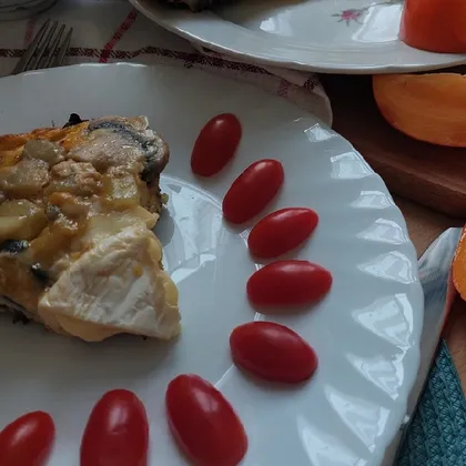 Омлет с грибами, сыром и картофелем на сковороде