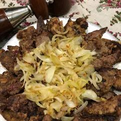 Печень жареная, с чесноком и луком