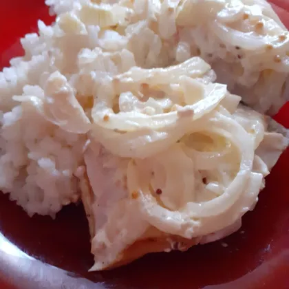 Толстолобик под луково-горчичной шубой с рисом в мультиварке