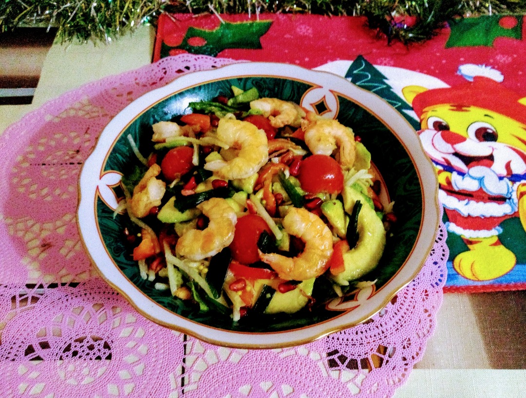 Салат овощной с авокадо и креветками