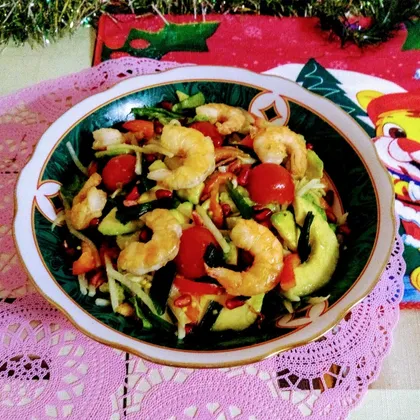Салат овощной с авокадо и креветками