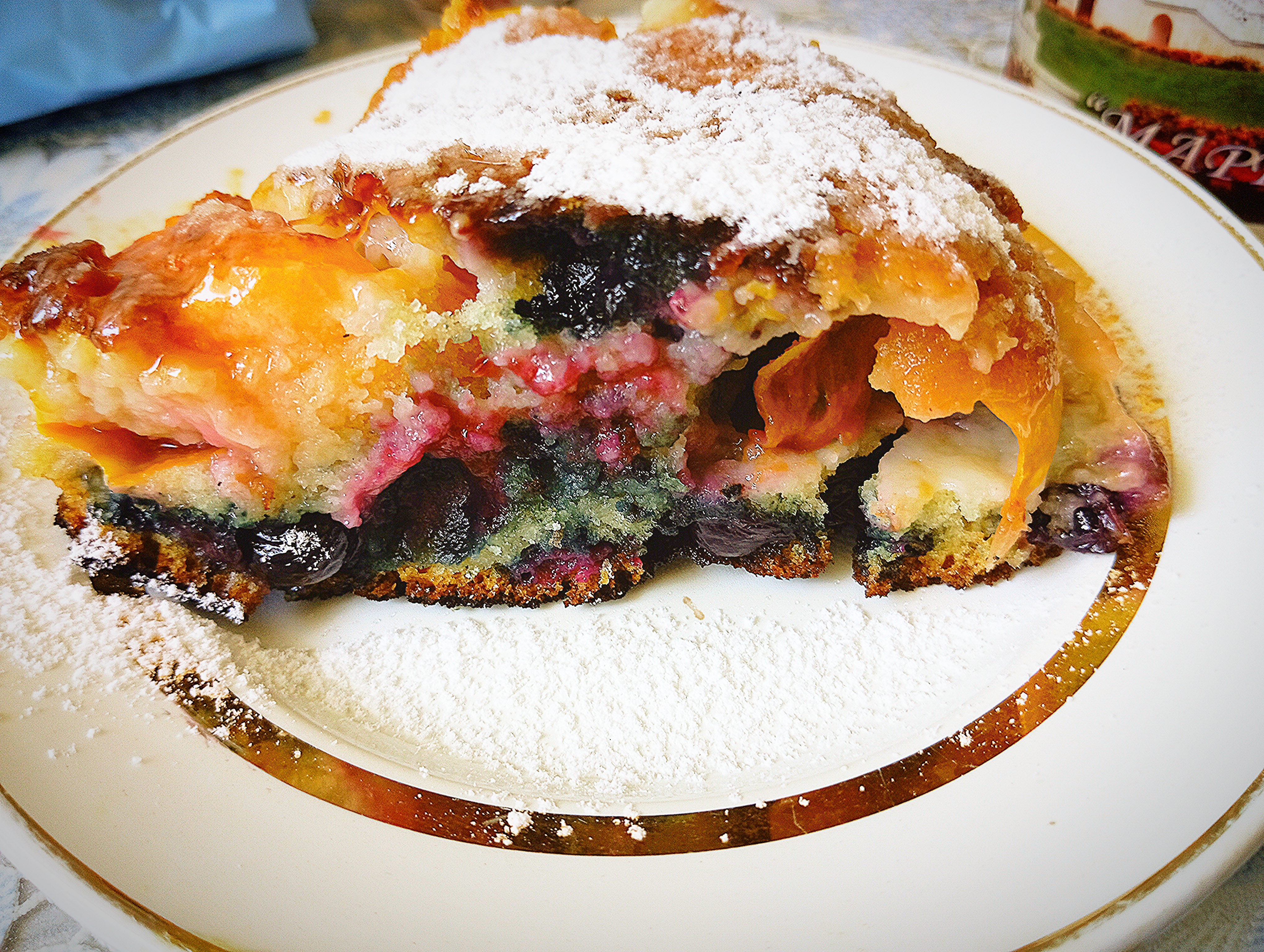 Абрикосовый пирог с голубикой на сковороде