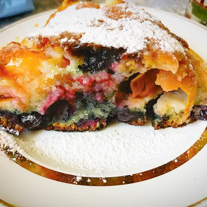 Абрикосовый пирог с голубикой на сковороде