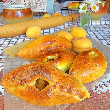Пирожки-лодочки сдобные с абрикосами